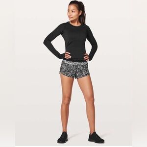 Lululemon Speed Up Short *2.5"
Chirasu Black / Chirakasu Alpine White sz 4 EUC